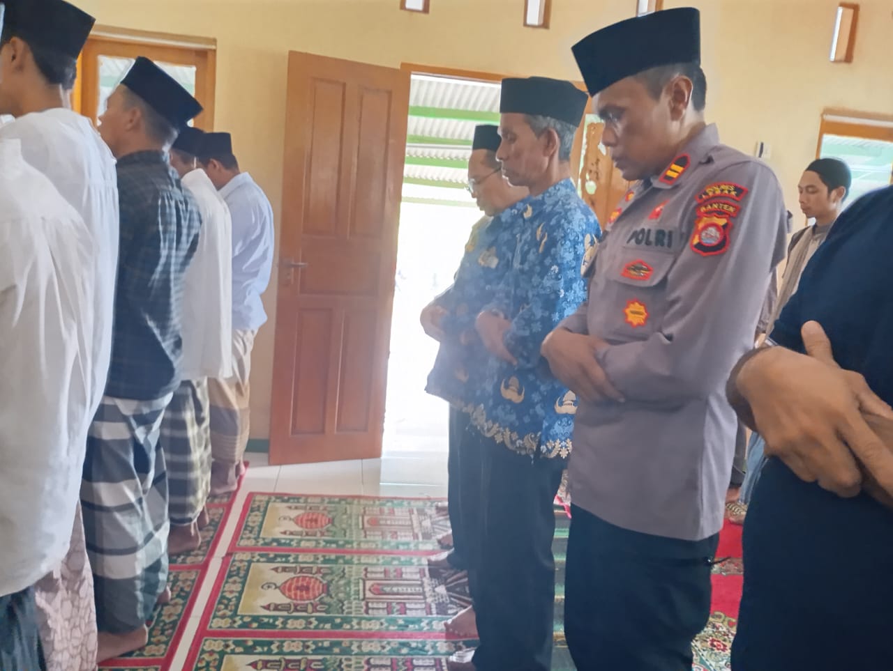 Kapolsek Cirinten Polres Lebak Bersama Anggota  Polsek Cirinten Giat Jumling Di Masjid Al-ibtida