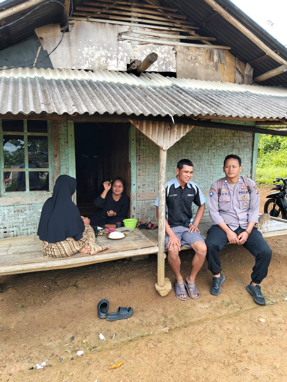 Bhabinkamtibmas Polsek Cirinten Polres Lebak Temui Warga Desa Badur