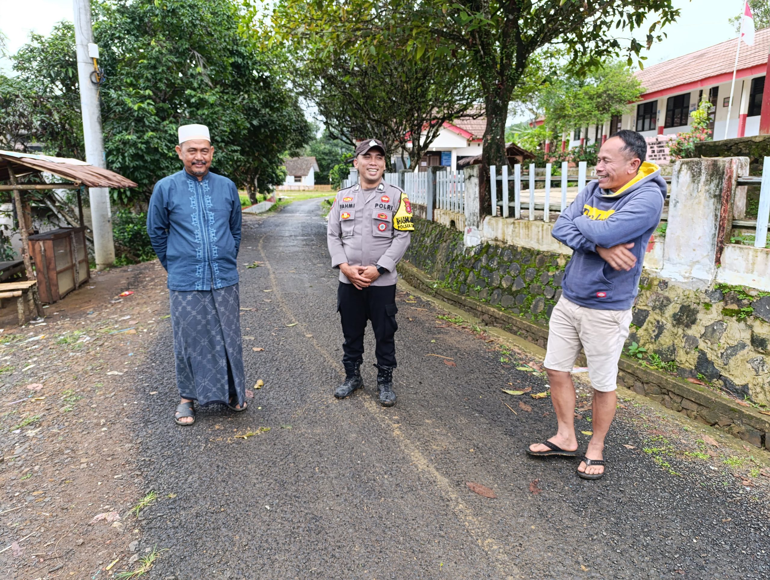 *Bhabinkamtibmas Polsek Cirinten Polres Lebak Temui Warga Desa KaroyaLEBAK,-Bhabinkamtibmas Polsek Cirinten Polres Lebak BRIGPOL Fahmi, melaksanakan giat sambang, ke warga masyarakat di Desa Karoya, Kecamatan Cirinten, Kabupaten Lebak.Senin (10/02/2025). Kapolres Lebak Polda Banten AKBP Herfio Zaki,.S.I.K, M.H,melalui Kapolsek Cirinten AKP Adi Irawan,.SH, mengakatan. “Bhabinkamtibmas Polsek Cirinten, menyempatkan diri untuk bersilaturahami dan Sambang kepada warga masyarakat di Desa Karoya, memberikan arahan dan edukasi kamtibmas agar senantiasa menjaga kondusifitas dan keamanan dilingkungannya masing-masing. “Selain itu kita juga menampung informasi dari warga masyarakat, terkait kamtibmas di lingkungan warga masyarakat di wilayah Desa Karoya ,Kecamatan Cirinten,”ujar Kapolsek Cirinten.