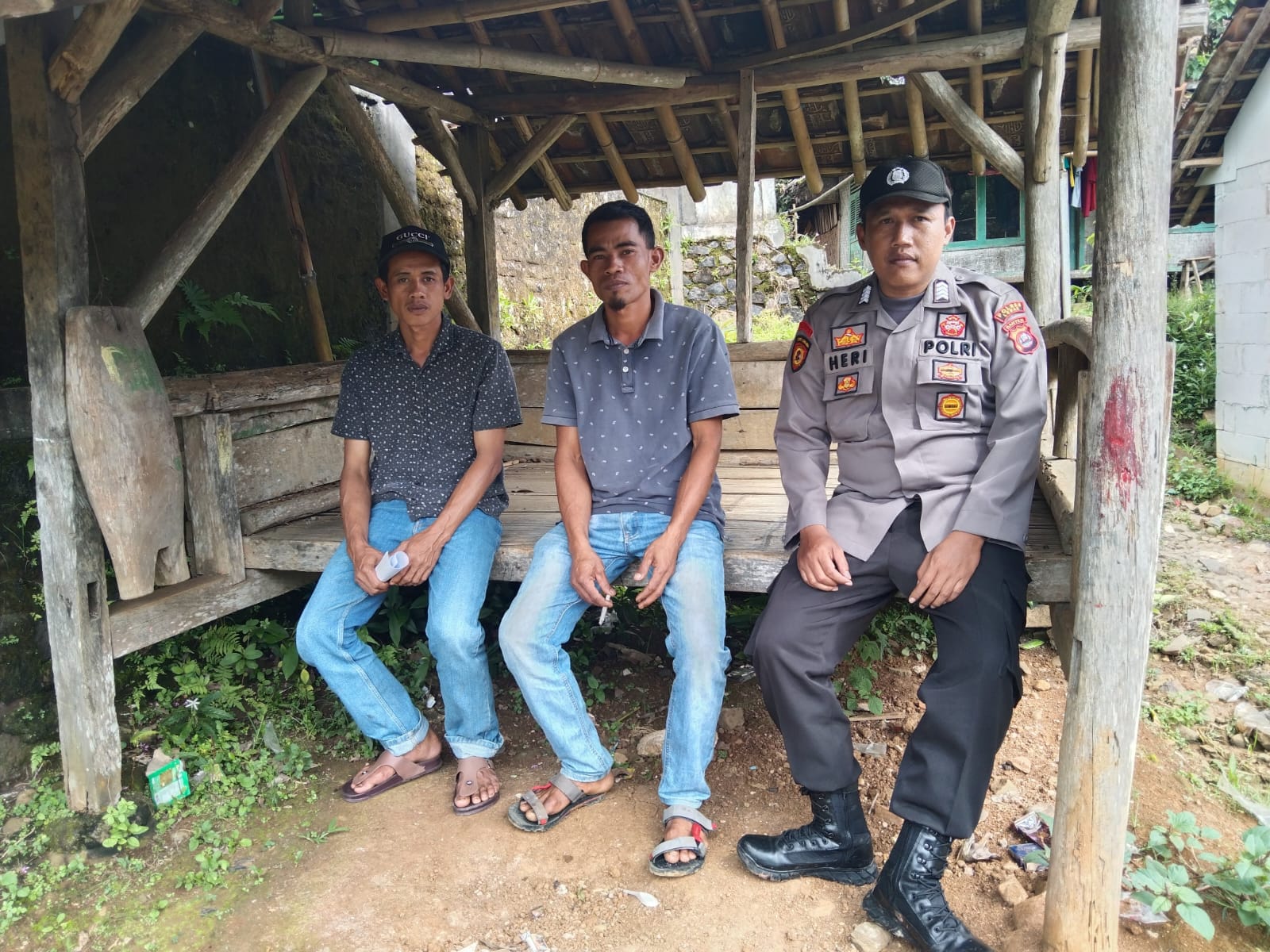 Bhabinkamtibmas Polsek Cirinten Polres Lebak BRIPKA HERI MARSUDI , melaksanakan giat sambang, ke warga masyarakat di Desa Datarcae, Kecamatan Cirinten, Kabupaten Lebak. Jumat (14/02/2025).