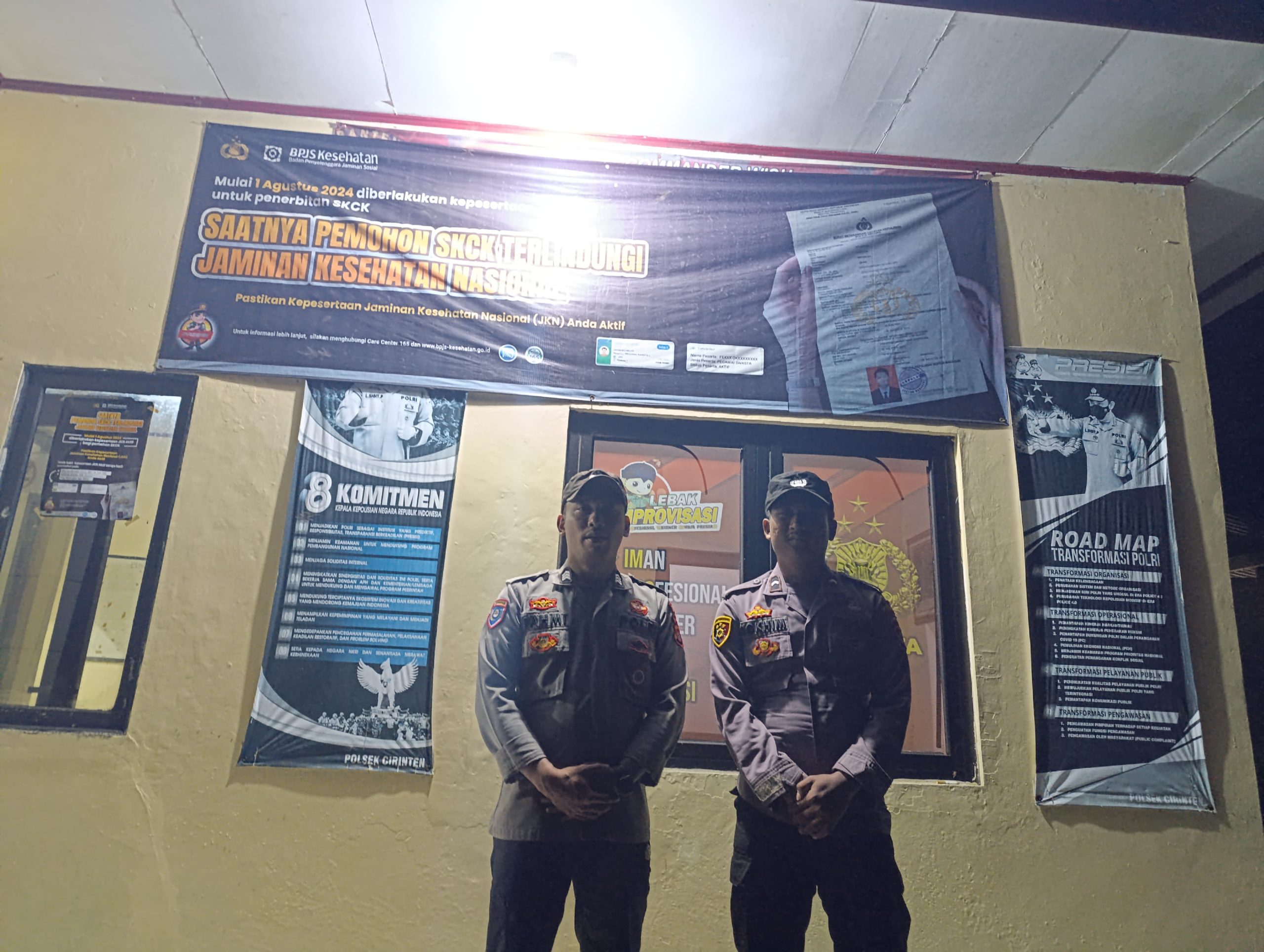 Personil Jaga Polsek Cirinten Polres Lebak Melaksanakan kesiap siagaan Mako untuk mengingatkan personil yang bertugas guna mencegah terjadinya gangguan kamtibmas yang mengancam keamanan terhadap personil, guna meningkatkan kewaspadaan siaga Pengamanan mako, (16/02/2025).