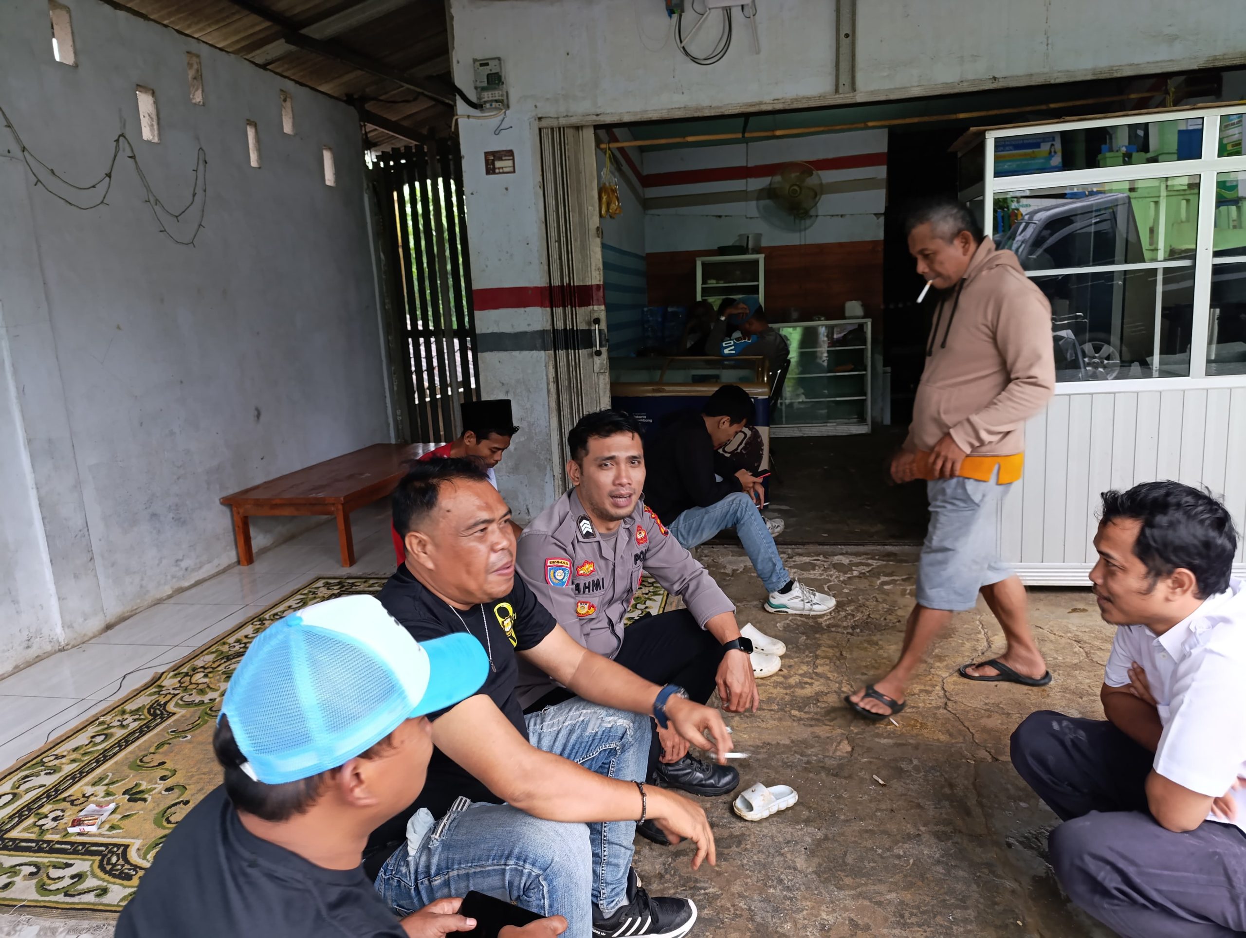 Bhabinkamtibmas Polsek Cirinten Polres Lebak BRIGADIR FAHMI , melaksanakan giat sambang, ke warga masyarakat di Desa Cirinten, Kecamatan Cirinten, Kabupaten Lebak. Minggu (16/02/2025).
