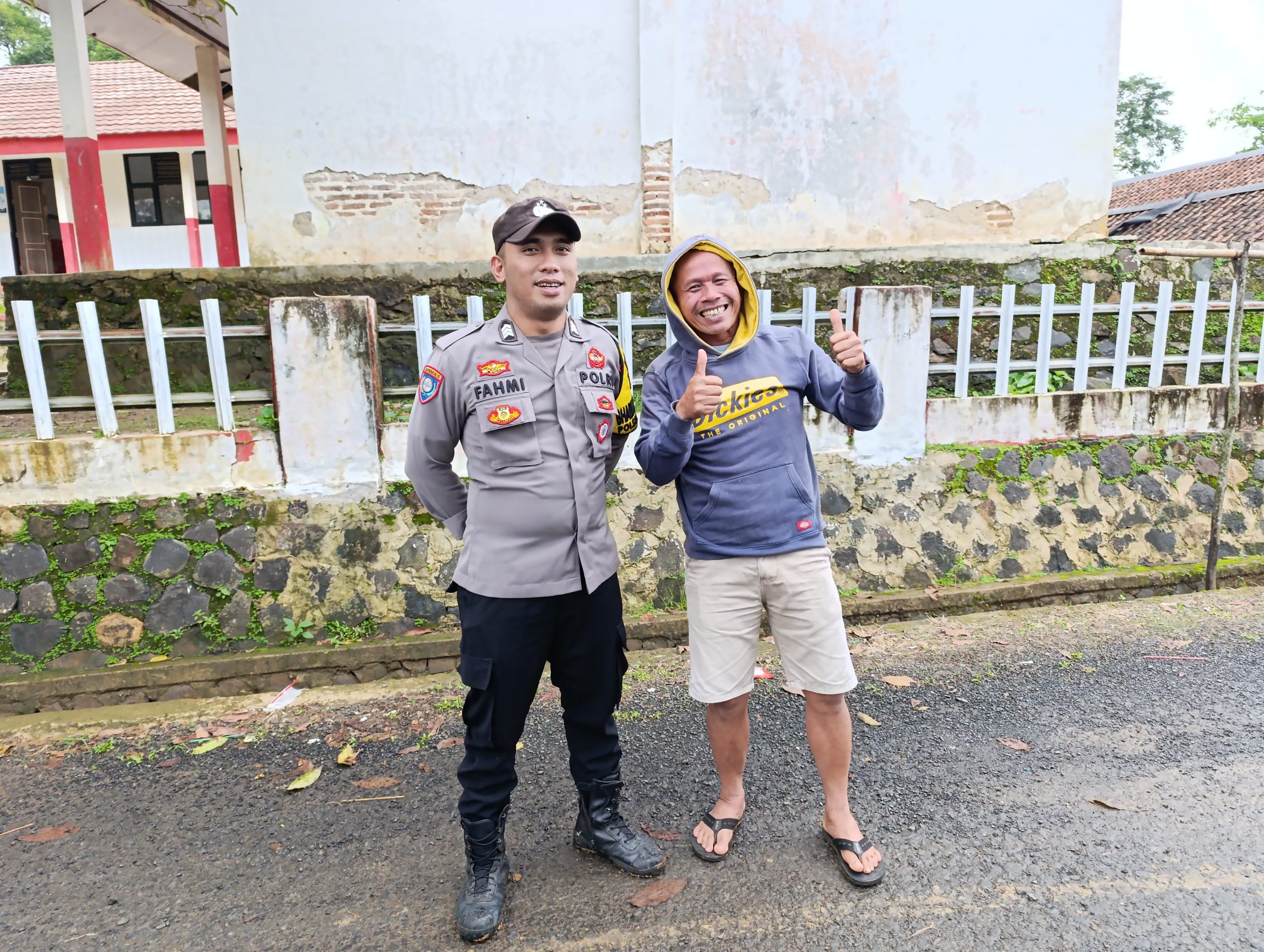 Bhabinkamtibmas Polsek Cirinten Polres Lebak Temui Warga Desa Karoya