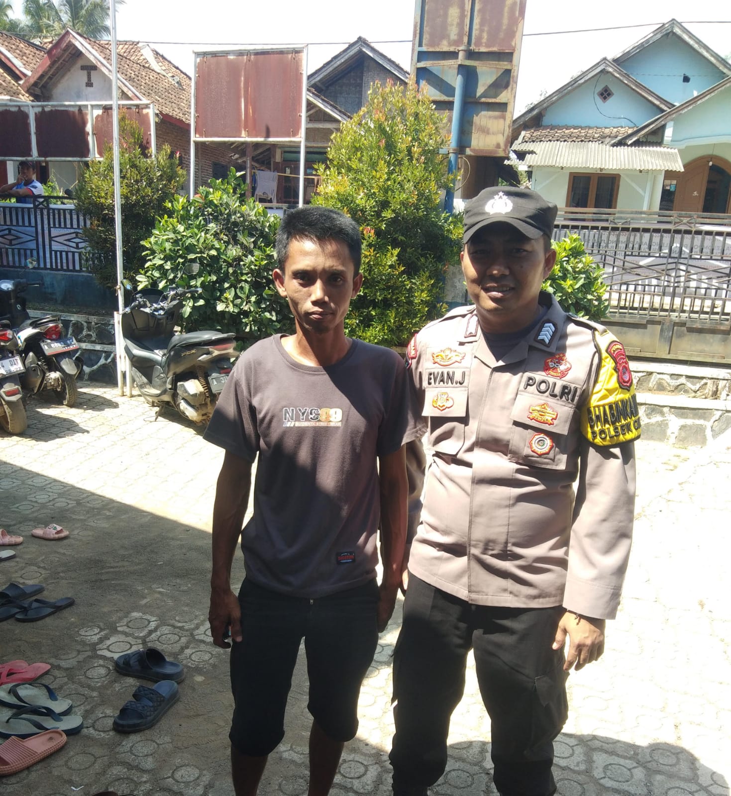 Bhabinkamtibmas Polsek Cirinten Polres Lebak Temui Warga Desa Cirinten