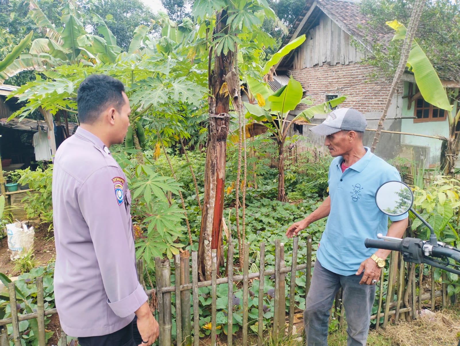 Bhabinkamtibmas Polsek Cirinten Polres Lebak Temui Warga Desa parakanlima