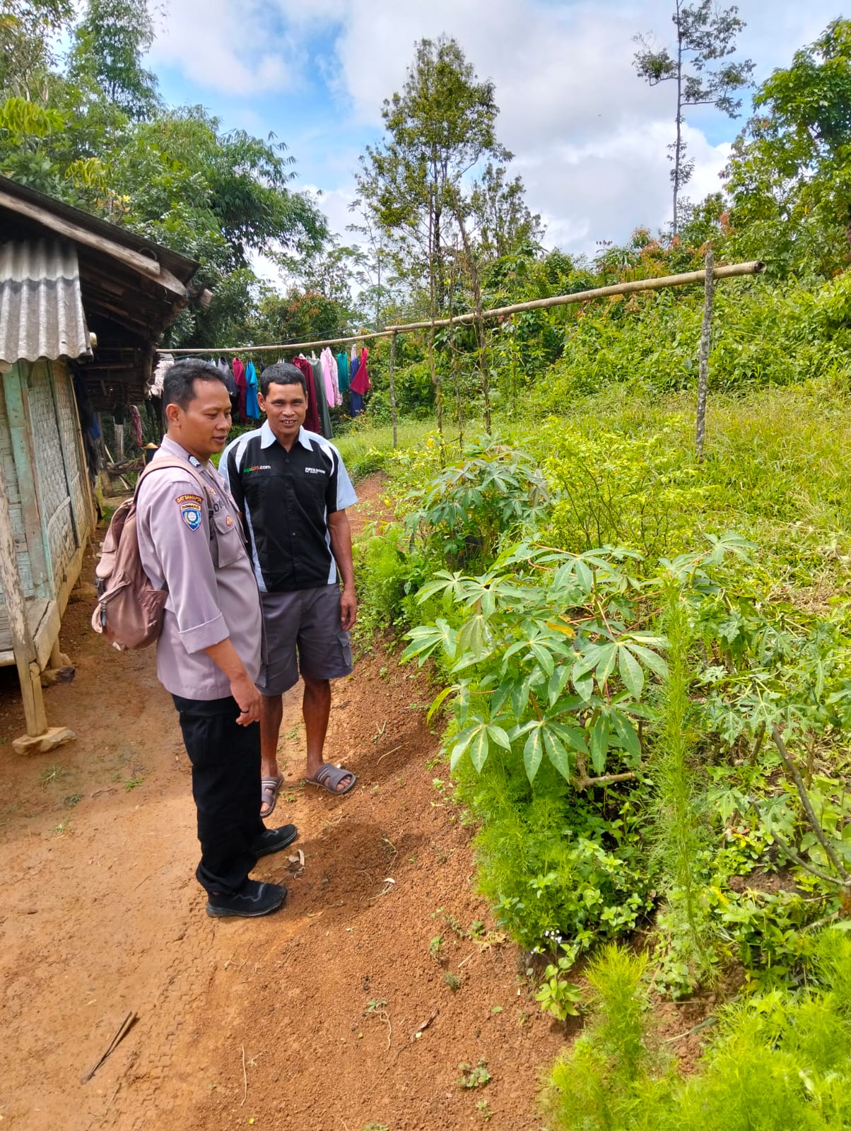 Bhabinkamtibmas Polsek Cirinten Polres Lebak Temui Warga Desa parakanlima